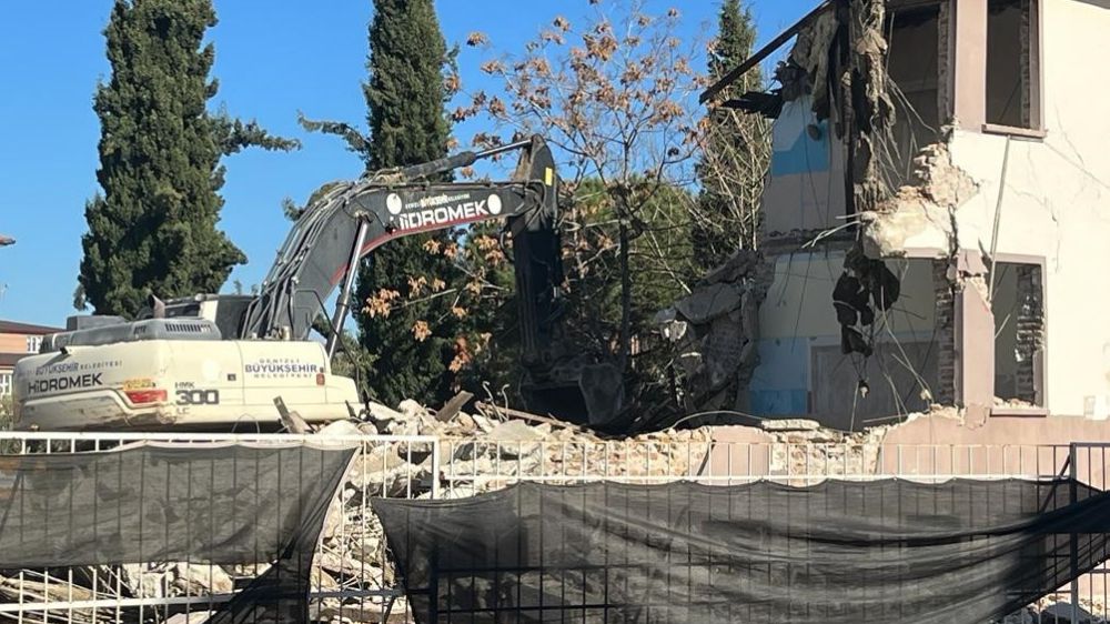 Depreme dayanıksız olan okul yıkıldı 