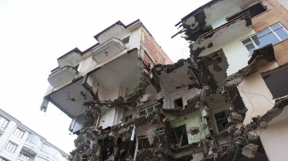 Depremin Vurduğu Binanın Yıkımı Üçüncü Günde Tamamlandı