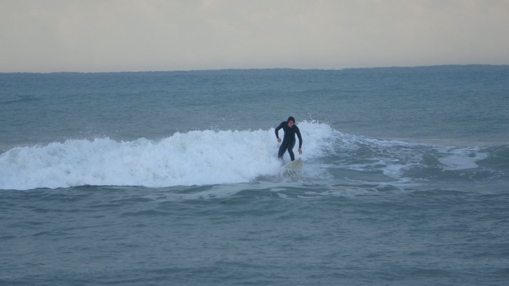Dev dalgalar, sörfçülere zor anlar yaşattı
