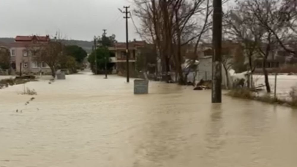 Edirne'de etkili olan kuvvetli yağış sokakları göle çevirdi