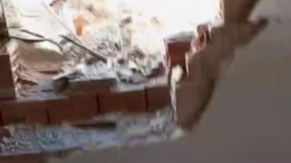 Elazığ'da ağır hasarlı bina yıkılırken , sağlam bina hasar aldı