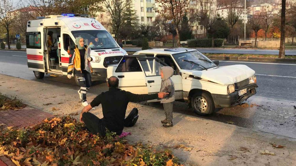 Elazığ'da iki otomobil kafa kafaya geldi: 4 yaralı
