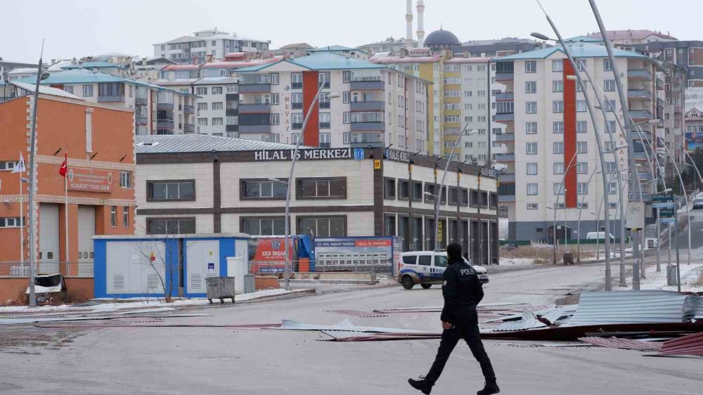 Erzurum’da fırtına hayatı olumsuz etkiliyor
