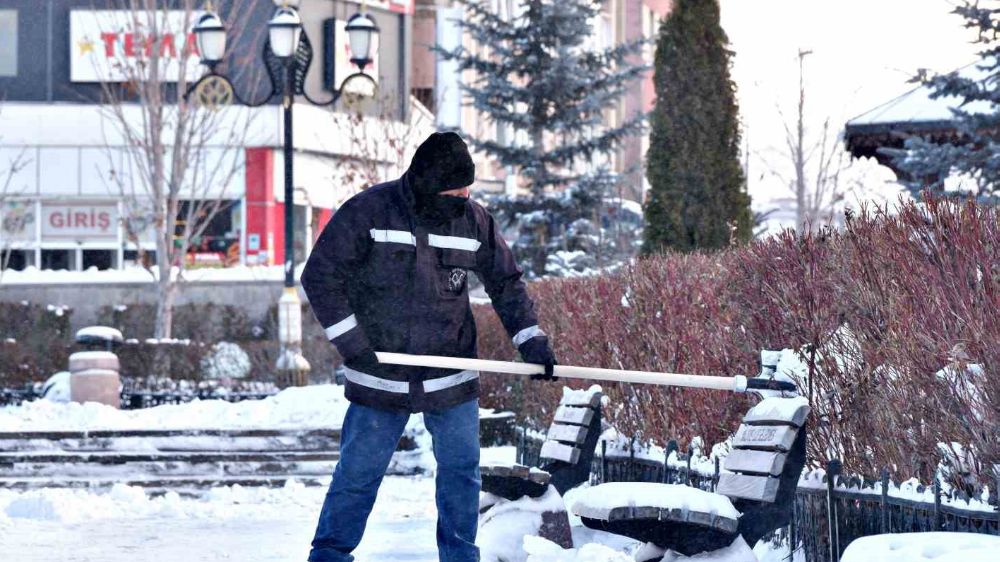 Erzurum’da kar ve soğuk yaşamı zorlaştırıyor