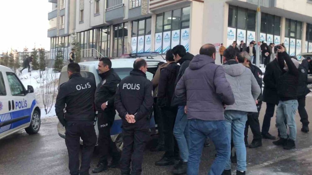 Erzurum'da Oyuncak Silahla Görüntü Çeken Gençler Polisi Alarma Geçirdi