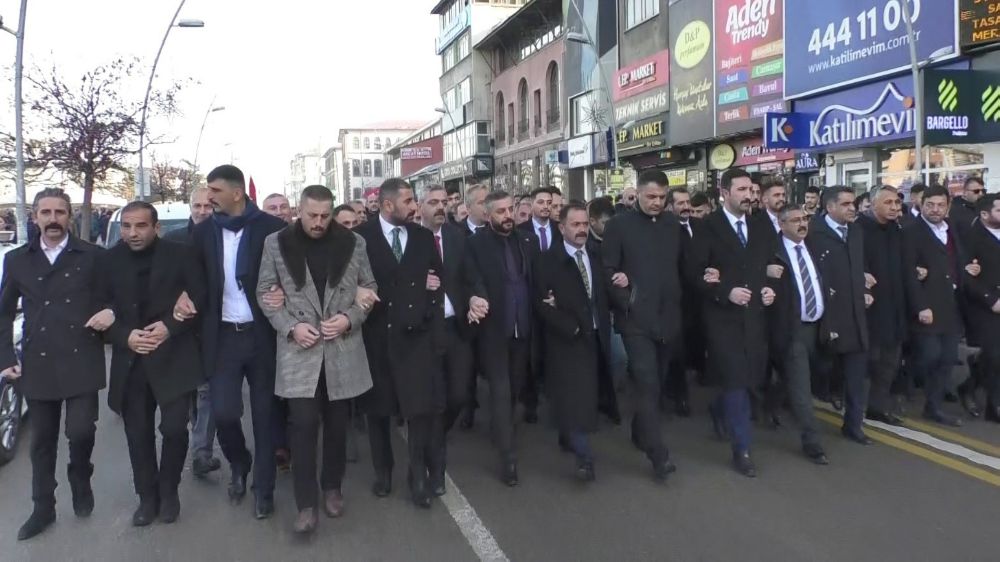 Erzurum Ülkü Ocakları şehitler için yürüdü, terörü protesto etti