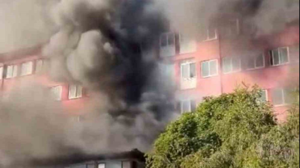Eski devlet hastanesinde yangın çıktı: 2 işçi mahsur kaldı
