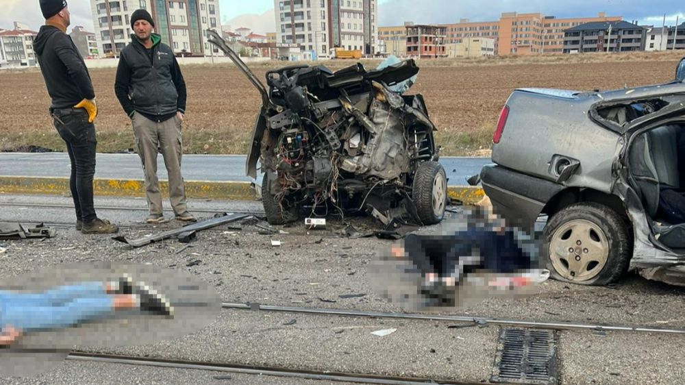 Eskişehir'de feci kaza, araç ikiye bölündü