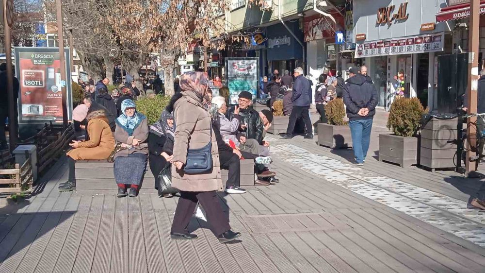Eskişehir'de Vatandaşlar Güneşli Havayı Değerlendirdi