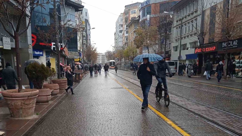 Eskişehir’de yağışlı hava etkisini gösteriyor 