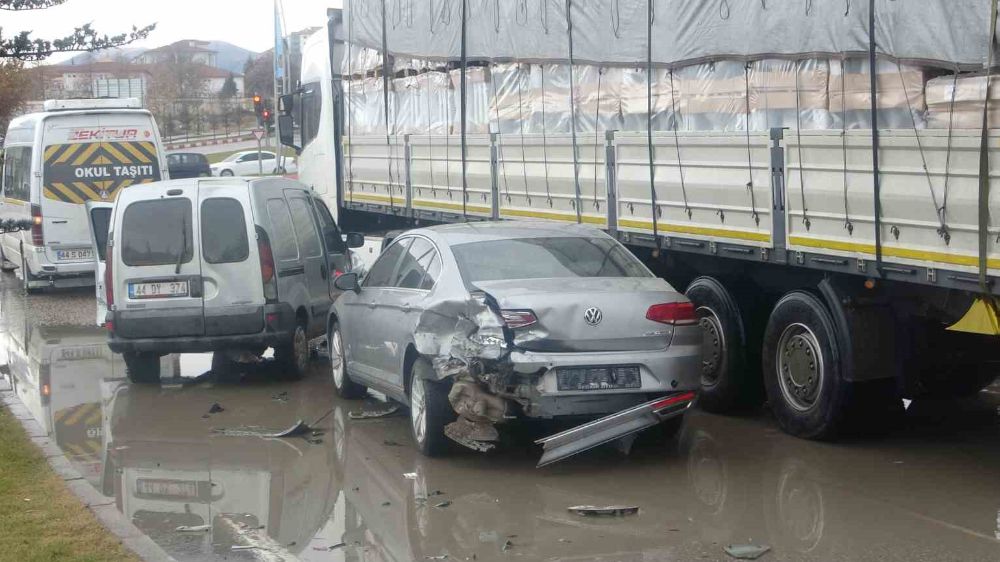 Faciadan Dönülen Kaza: Malatya'da Araçlar Birbirine Girdi, 1 Yaralı