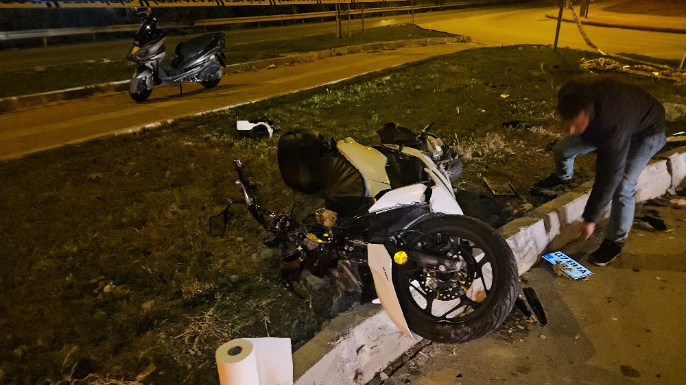 Gece Saatlerinde Kepez'de Motosiklet Kazası: 1 Yaralı
