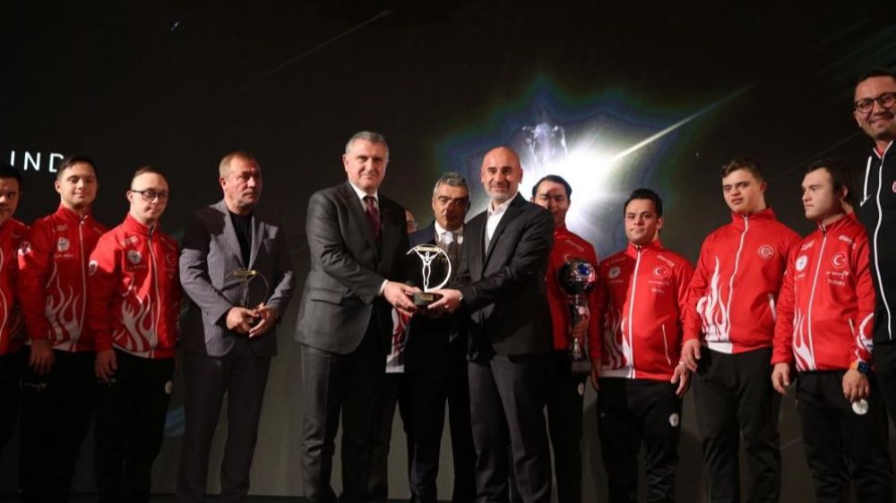Gençlik ve Spor Bakanlığı tarafından Sıtkı Usta’ya Türk Sporu’na katkı ödülü