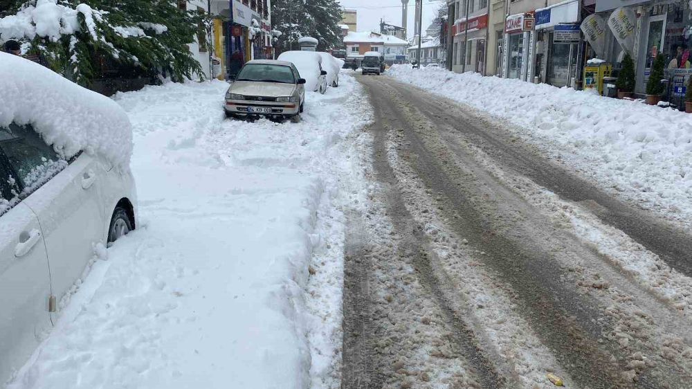 Gerede'de Kar Yağışı Etkisini Sürdürüyor: Kar Kalınlığı 30 Santimetreye Ulaştı