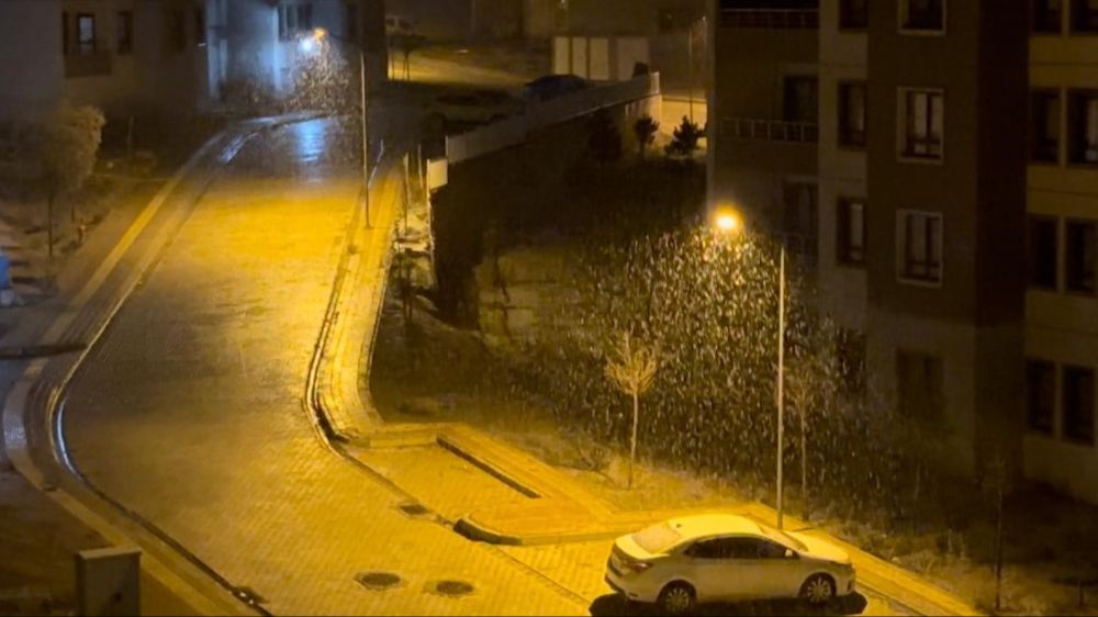 Hakkari’nin Yüksekova ilçesinde yoğun kar yağışı başladı.