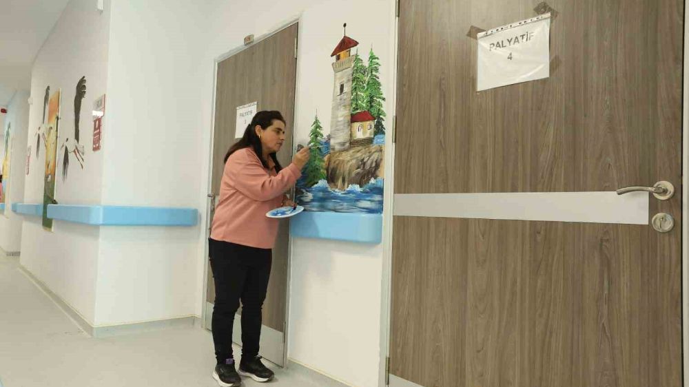 Hastane koridorlarına güzellikleri resmettiler