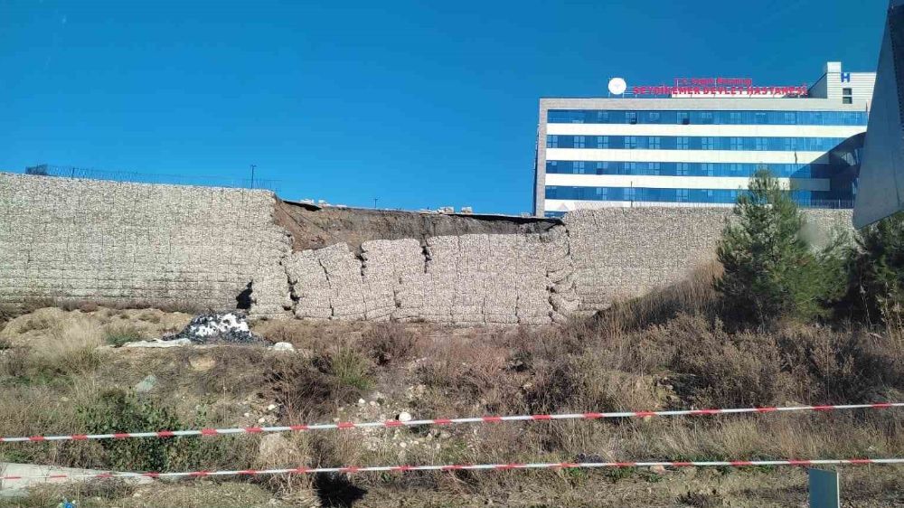 Hastanenin Yol Kısmında Heyelan: İstinat Duvarı Çökerek Uyarı Şeridiyle Kapatıldı