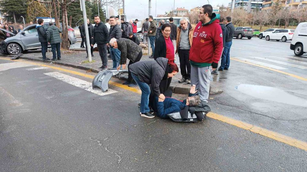 İki araç çarpıştı, yangın çıktı, 2 kişi yaralandı