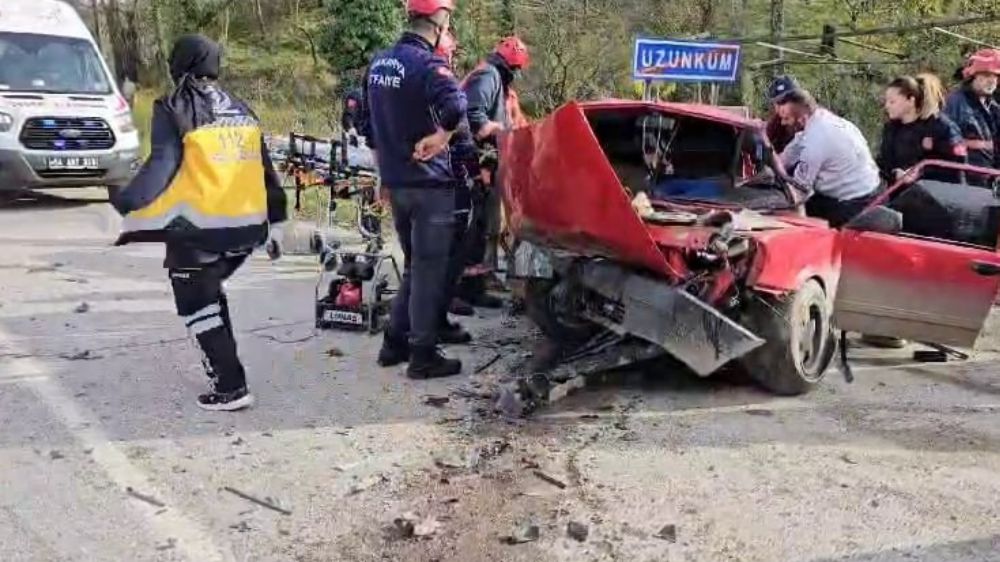 İki otomobilin kafa kafaya çarpışması neticesinde 1 kişi hayatını kaybetti
