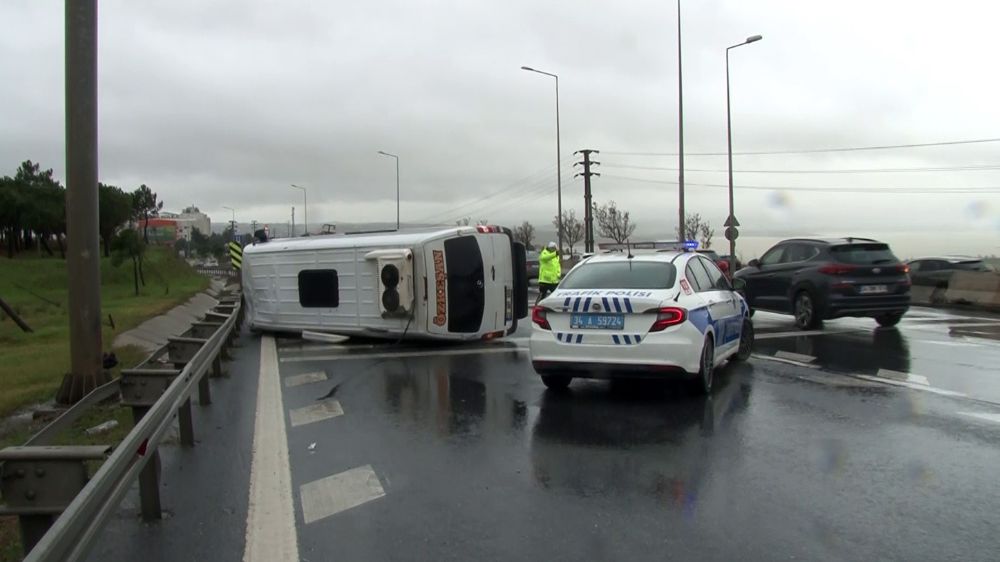 İstanbul'da minibüs kayganlaşan yolda devrildi 