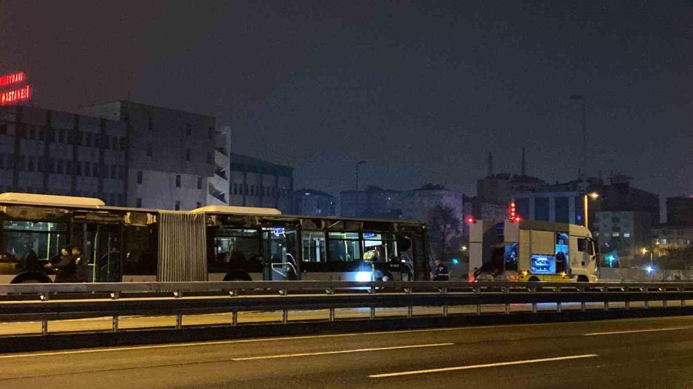 İstanbul'da yolcu metrobüsü reklam panosuna çarptı: 1 kişi yaralı
