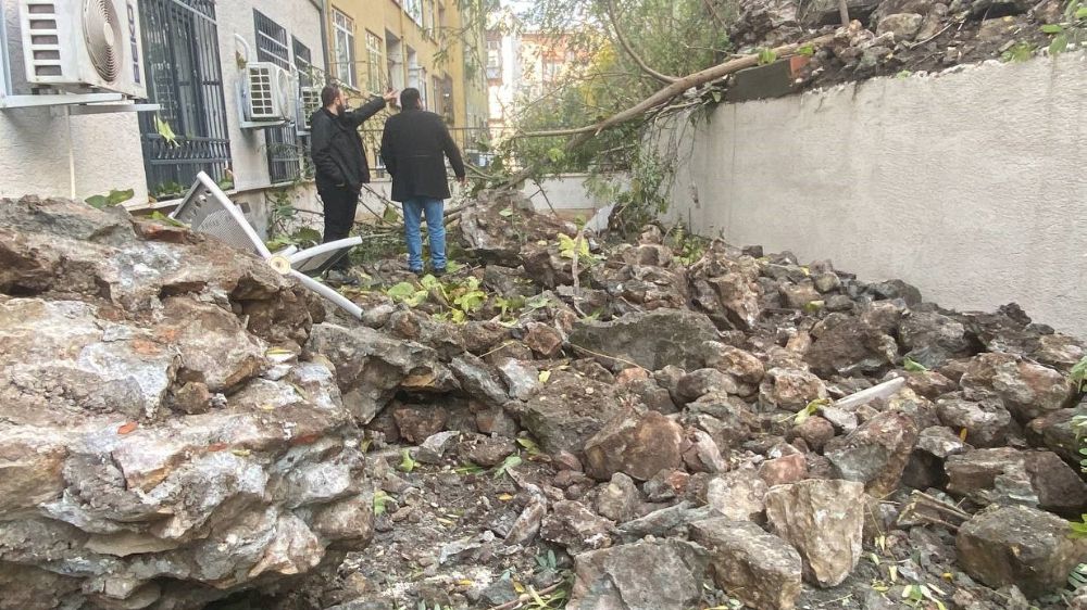 İstinat duvarı Milli Eğitim Müdürlüğünün üstüne çöktü