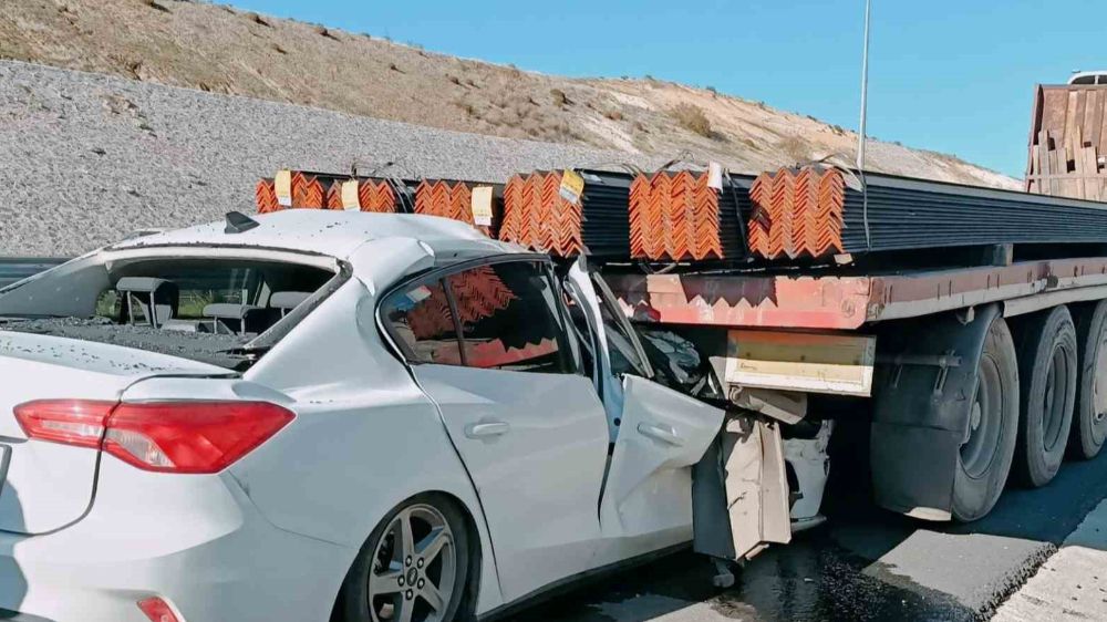 İzmir'de feci kaza otomobil demir yüklü tıra çarptı