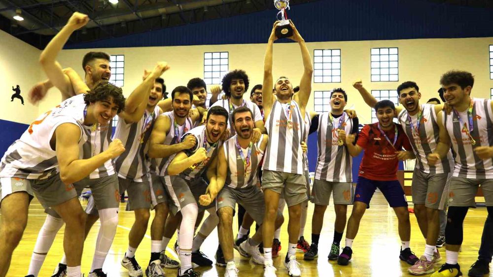  İzmir Ekonomi Basketbolda şampiyon oldu