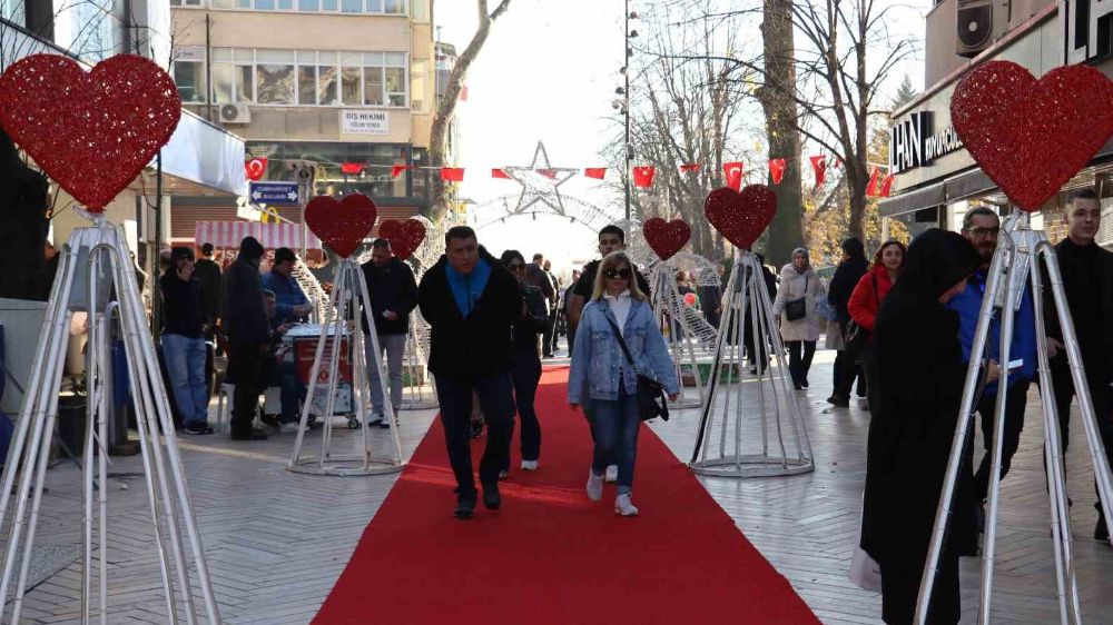 İzmit Belediyesi, Fethiye Caddesine kırmızı halı serdi