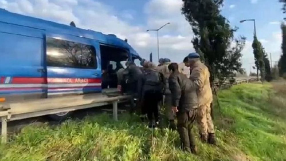 Jandarma ekipleri 16 kaçak göçmen ve 3 organizatörü yakaladı
