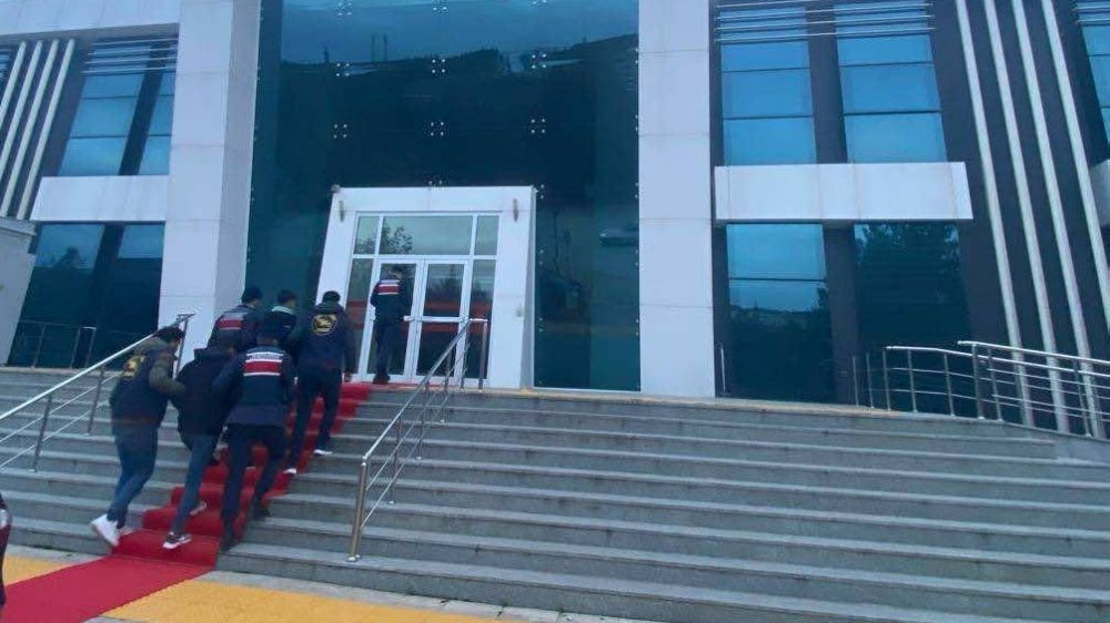 Jandarma ekipleri asayiş uygulamasında 12 kişiyi tutukladı