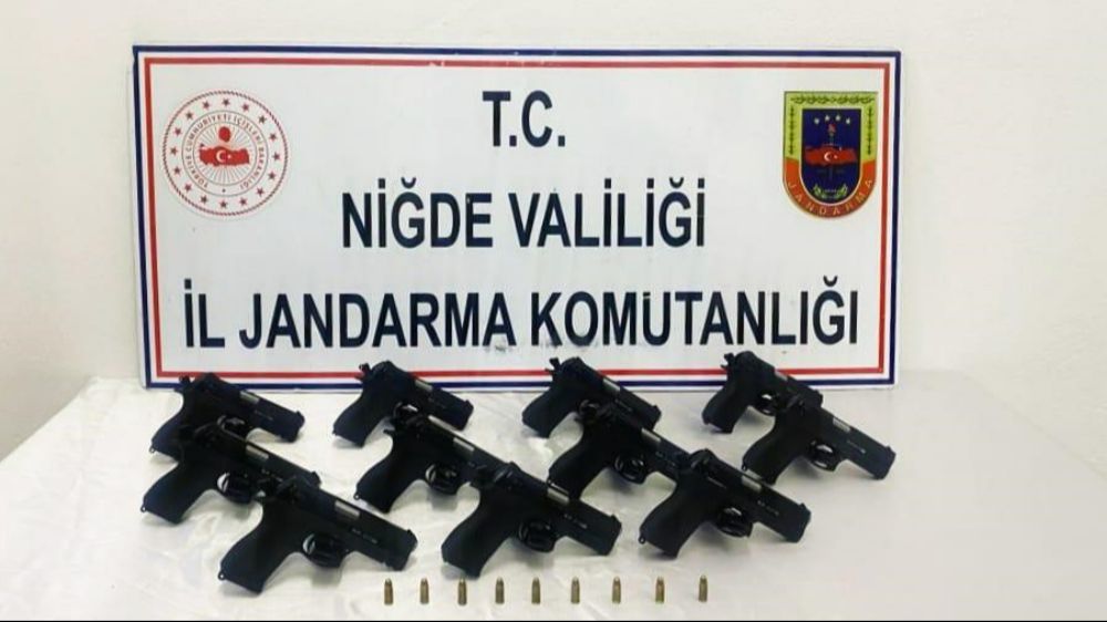 Jandarma ekipleri operasyonda 11 ruhsatsız silah ele geçirdi