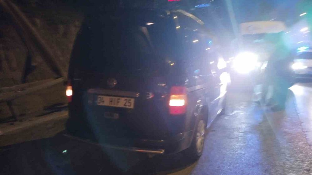 Kadıköy’de kontrolden çıkan otomobil bariyere savruldu: 1 yaralı