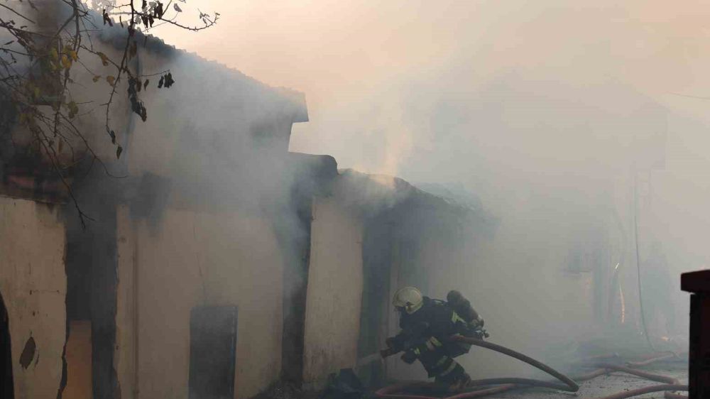 Kahramanmaraş'ta Çıkan Yangın Panik Yarattı: İki Evde Daha Sıçradı