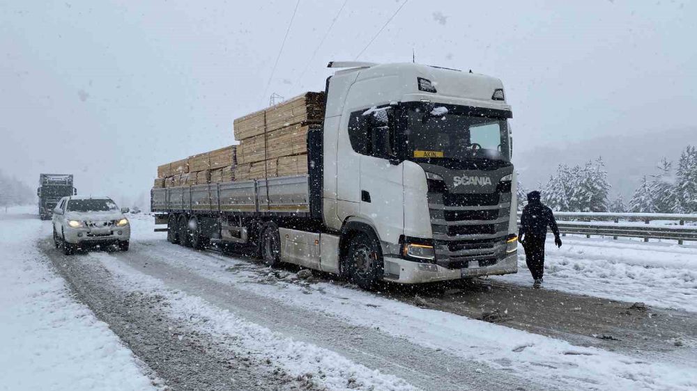 Kar Yağışı Kastamonu'yu Vurdu: Çok Sayıda Araç Yolda Mahsur Kaldı