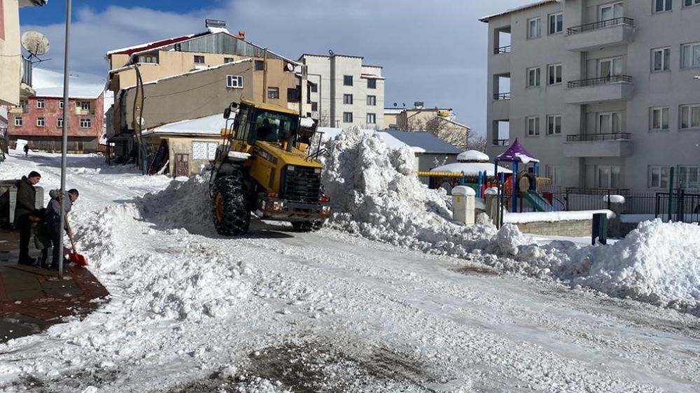 Karlıova'da Belediye Ekipleri Kar Temizliği İçin Seferber Oldu