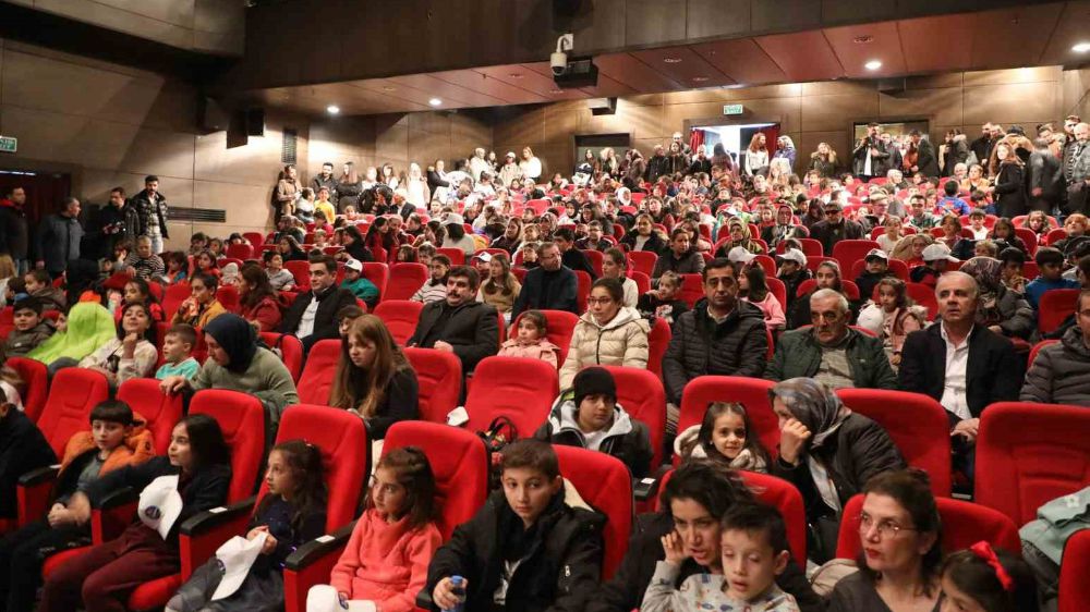 Kars Belediyesi Tiyatro Topluluğunun ilk oyunu seyirci karşısında