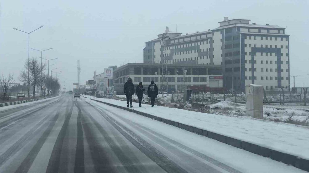 Kars'ta kar yağışı hayatı olumsuz etkiledi