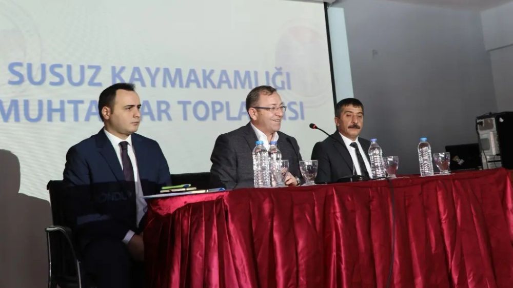 Kars Valisi Ziya Polat, muhtarlarla toplantılarını sürdürüyor.