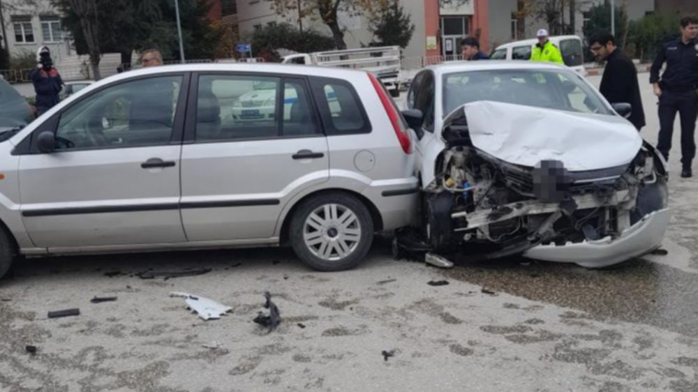 Kavşakta trafik kazası: 3 yaralı