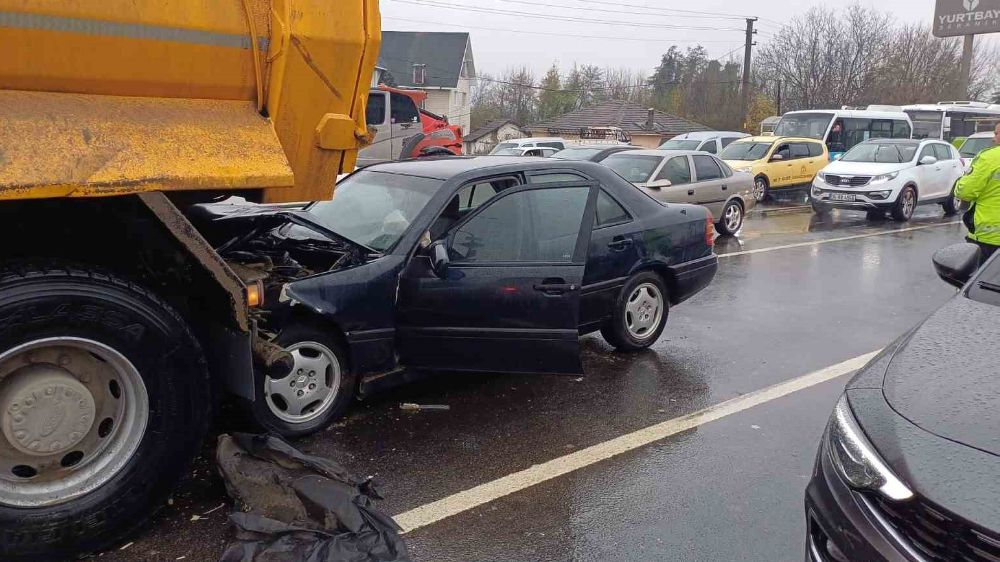 Kaygan yolda duramadı kamyona saplandı: 1 yaralı