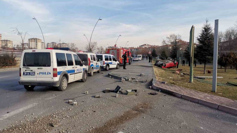 Kayseri'de otomobil takla attı; 2 yaralı