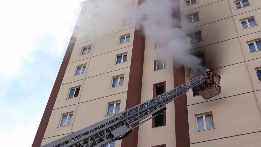 Kayseri Talas'ta Çıkan Yangında 4 Kişi Dumandan Etkilendi