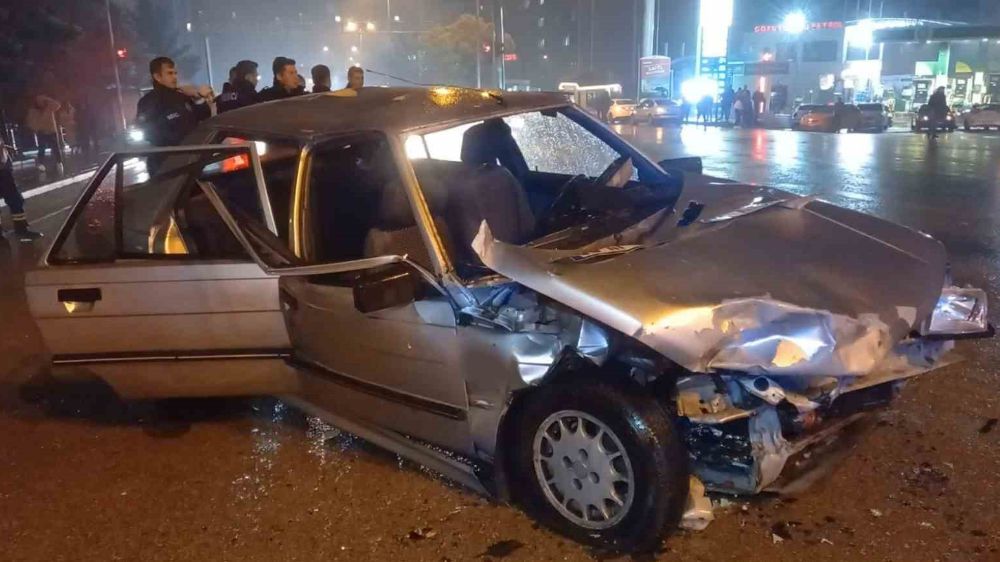 Kırıkkale’de iki otomobil kafa kafaya çarpıştı: 9 yaralı
