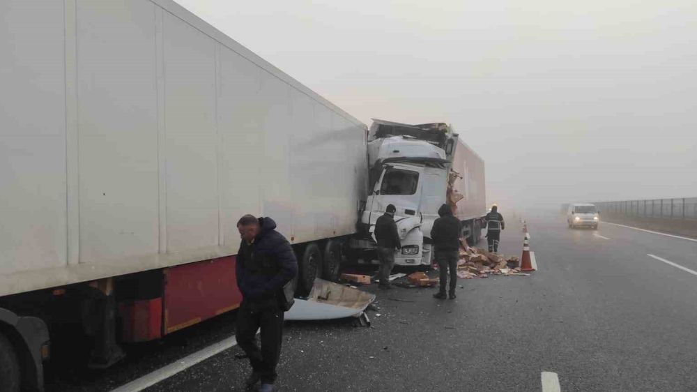 Kırklareli'nde Tır Kazası: TEM Otoyolu Ulaşıma Kapatıldı