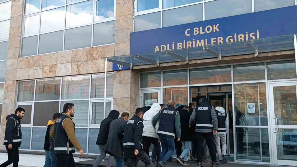 Kırşehir'de başkasının yerine sınava girmek isteyen 21 kişi gözaltında
