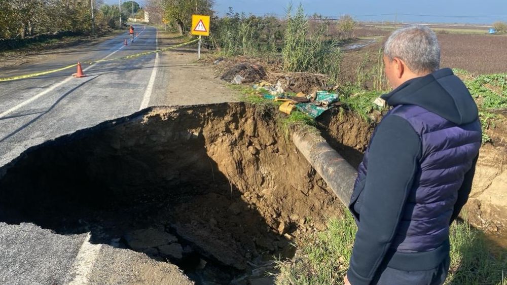 Koçarlı'da Şiddetli Yağışın Ardından Yol Çöktü