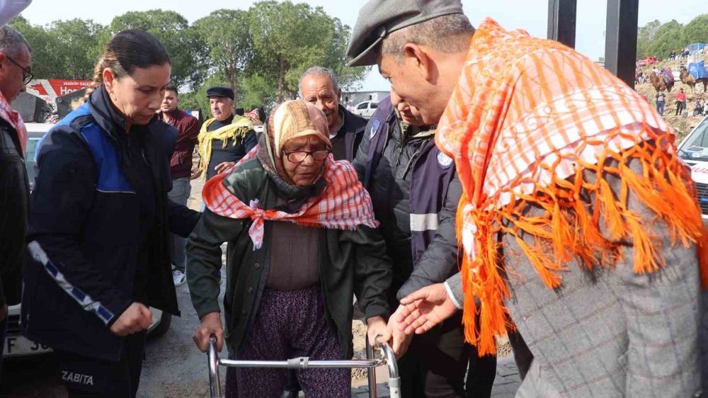 Koçarlı Deve Güreşi’nin onur konuğu 100 yaşındaki Fatma nine oldu
