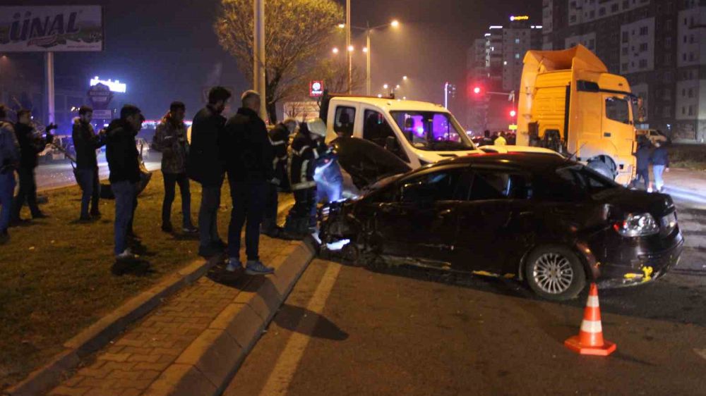Kocasinan'da Zincirleme Trafik Kazası: Yaralı Var, Tır Sürücüsü Kaçtı