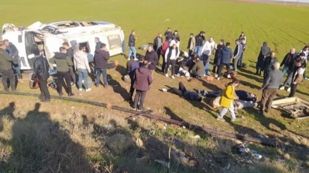 Kontrolden çıkan yolcu minibüsü devrildi; 16 yaralı 